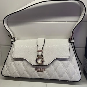 Guess väska - Mellanstor väska, toppenskick, endast använd någon enstaka gång! Väskan är köpt i en guessbutik i ett shoppingcenter i Thailand😊