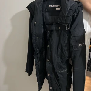 Vinterjacka-Everest  - Denna är otroligt varm och bra till vintern . Den har hållt i flera år men inte använd så mycket. Perfekt för vintern.