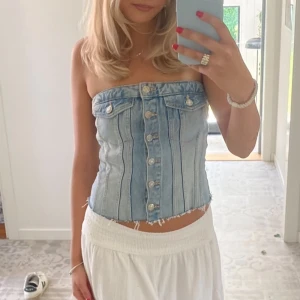 Zara jeans topp - Super cool! Använts men i mycket bra skick fortfarande! Säljs inte längre! Passar svin bra som vanlig fest topp eller tex till vilda västern tema 🩵🌟 