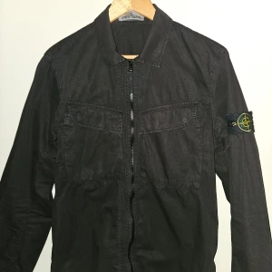Stone Island Overshirt Jacka - Stone Island overshirt jacka från förra årets sommar kollektion. Helt ny i 10/10 skick, tunn jacka perfekt för sommarkvällar. Säljes endast för 3000 kr, ny pris ca 4500 kr. Original så klart med alla taggar osv. 