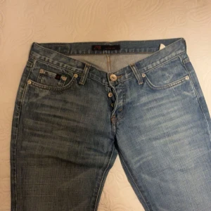 Lowrise jeans - Säljer dessa coola jeans från LTB by little big i storlek W29 L32. Jag är 172 och de passar perfekt i längden.💕