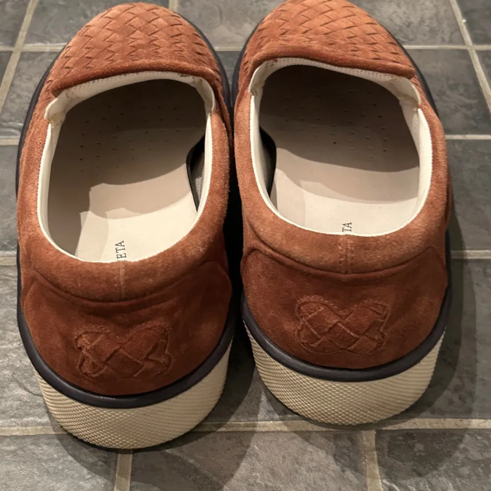 Nu säljer jag mina bottega slip ons! Skorna är i nyskick och inga defekter utom några creases. Putsar såklart upp dom innan frakt. [Köpta ca 7000 och säljs nu vidare för ynka priset på 1999:-] Inget og medkommer.  Hör av dig vid frågor ✌🏻✌🏻. Skor.