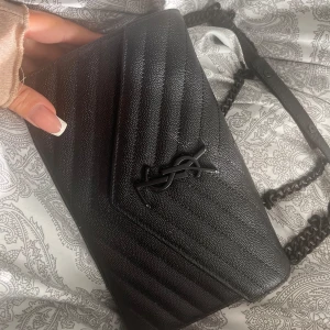Väska - Säljer denna väska fick den i gåva aldrig kommit till användning, Helt som ny Caviar läder, kan skicka bilder/video vid köp🤍    Nypris 14500 https://www.ysl.com/en-se/pr/classic-cassandre-chain-wallet-in-grain-de-poudre-leather-377828BOW081000.html