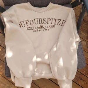 Tröja - Mycket väl använd så noppor finns. 