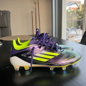 Adidas F50 Fast Reborn - Adidas F50 i launch colourway! Riktigt sällsynt då de sålde slut på Unisport på bara någon timme. Skorna är helt nya! Påse, box och sulor tillkommer! Storlek 41 1/3