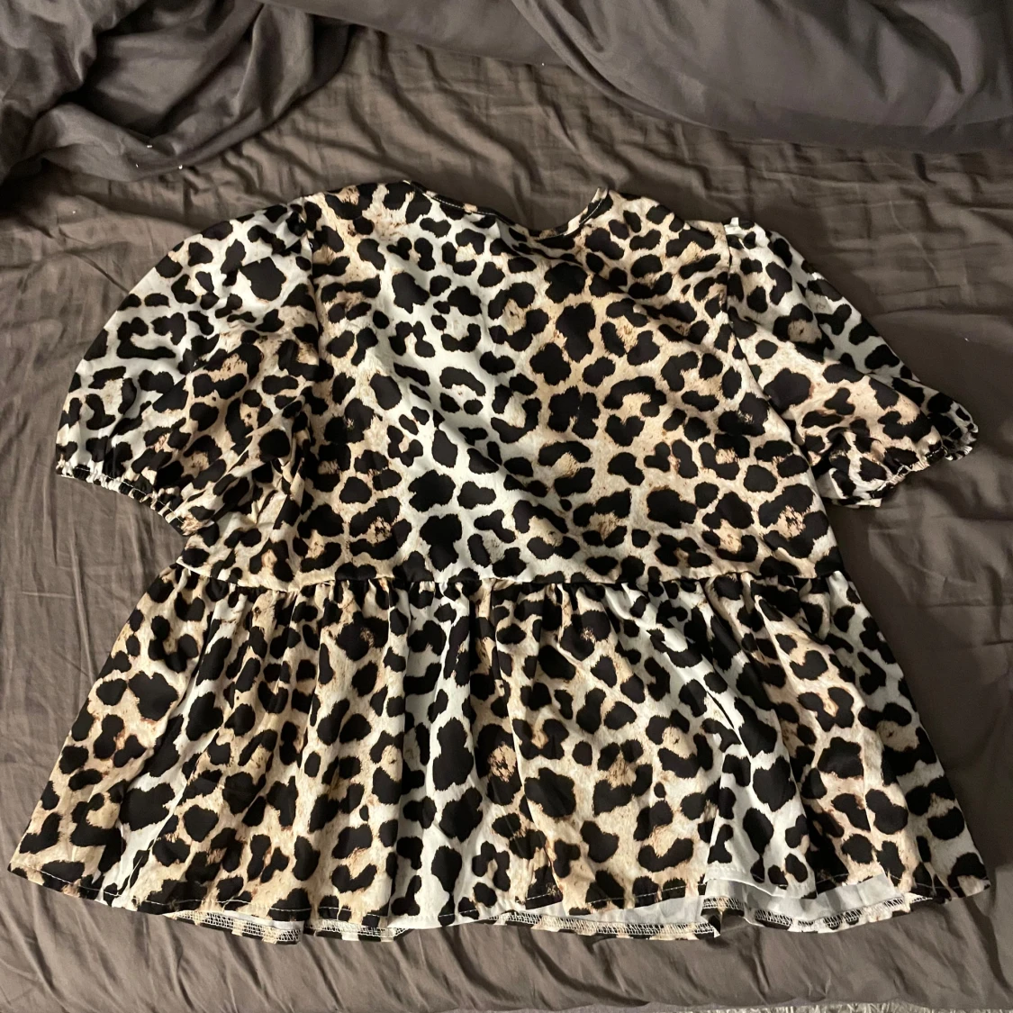 Leopardmönstrad blus med knytning - 90