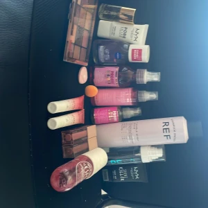 Smink  - Rensat ut lite smink pris kan diskuteras 