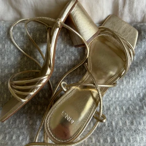 Guld klackar  - Superfina guldiga klackar från Mango i storlek 38. Säljer då de  är för små för mig som egentligen har storlek 39😊 Öppen för prisförslag!