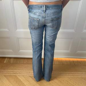 Säljer mina favorit jeans som är helt perfekta till hösten! Sitter jätte fint och lågmidjat. Priset kan diskuteras vid snabb affär. Midjemåttet - 38cm, Innerbenslängden - 80cm