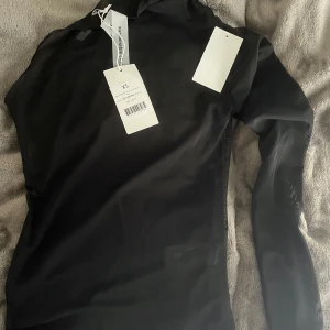 mesh oneshoulder topp - svart mesh topp som är helt oanvänd med lappar kvar på