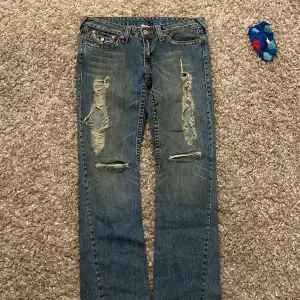 snygga true religion jeans med hål raka/lite utsvängda 