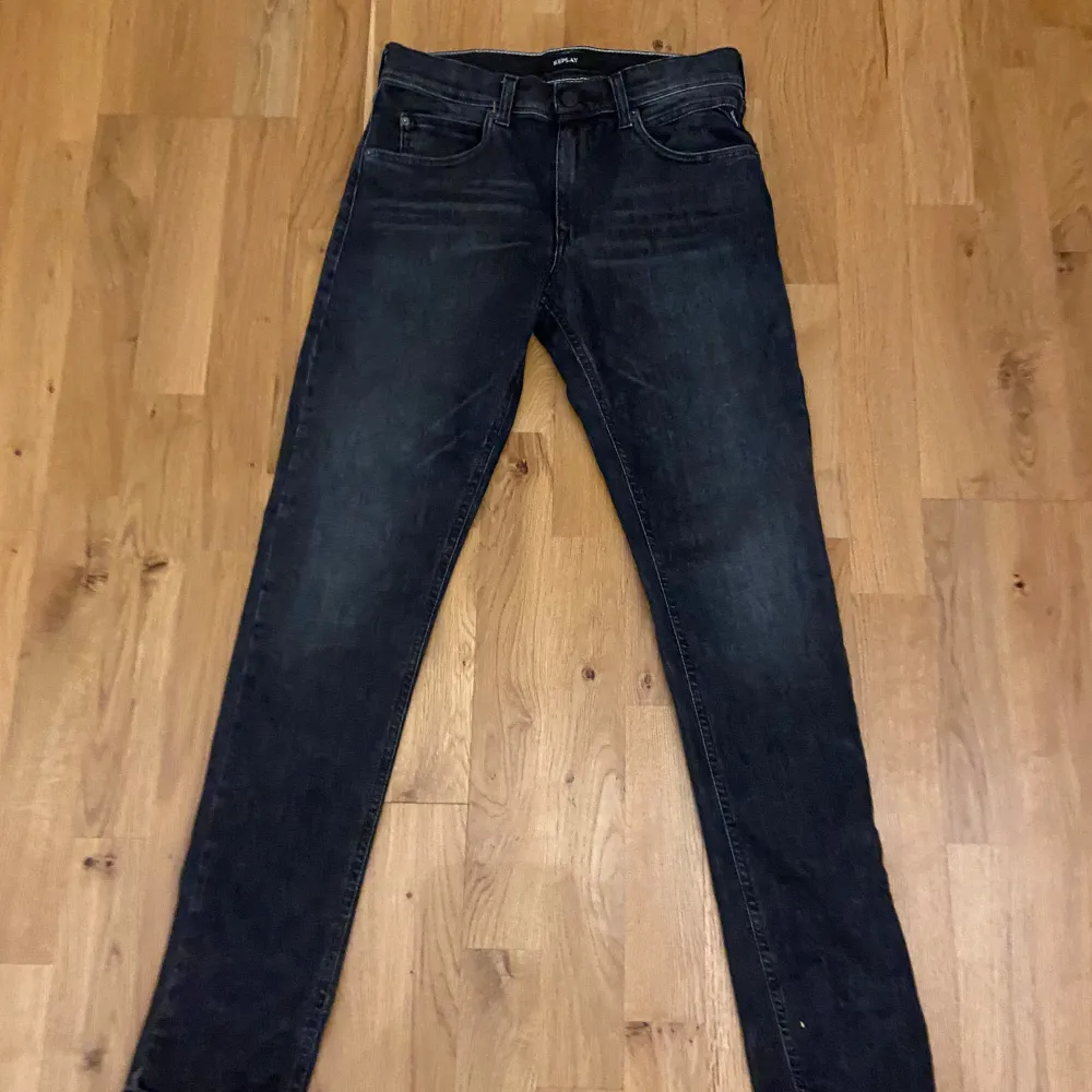 Hej säljer dessa jätte snygga Replay jeans i storleken 164cm/ 14år, jeansen är i 10/10 skick nästan aldrig använd. För fler frågor eller bilder svarar jag alltid på privat, tveka inte vid köp!. Jeans & Byxor.