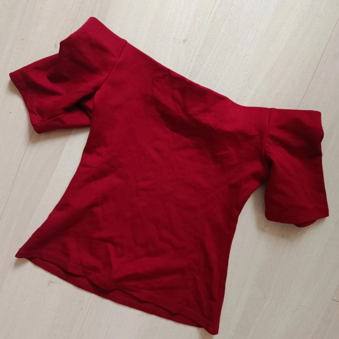 Vin röd axel tröja