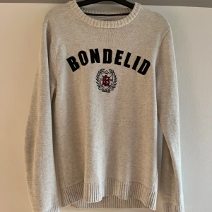 Tröja från bondelid  - Säljer en tröja från bondelid i storlek M men kan passa S också. Skick är väldigt bra. Hör va dig vid funderingar ✌️