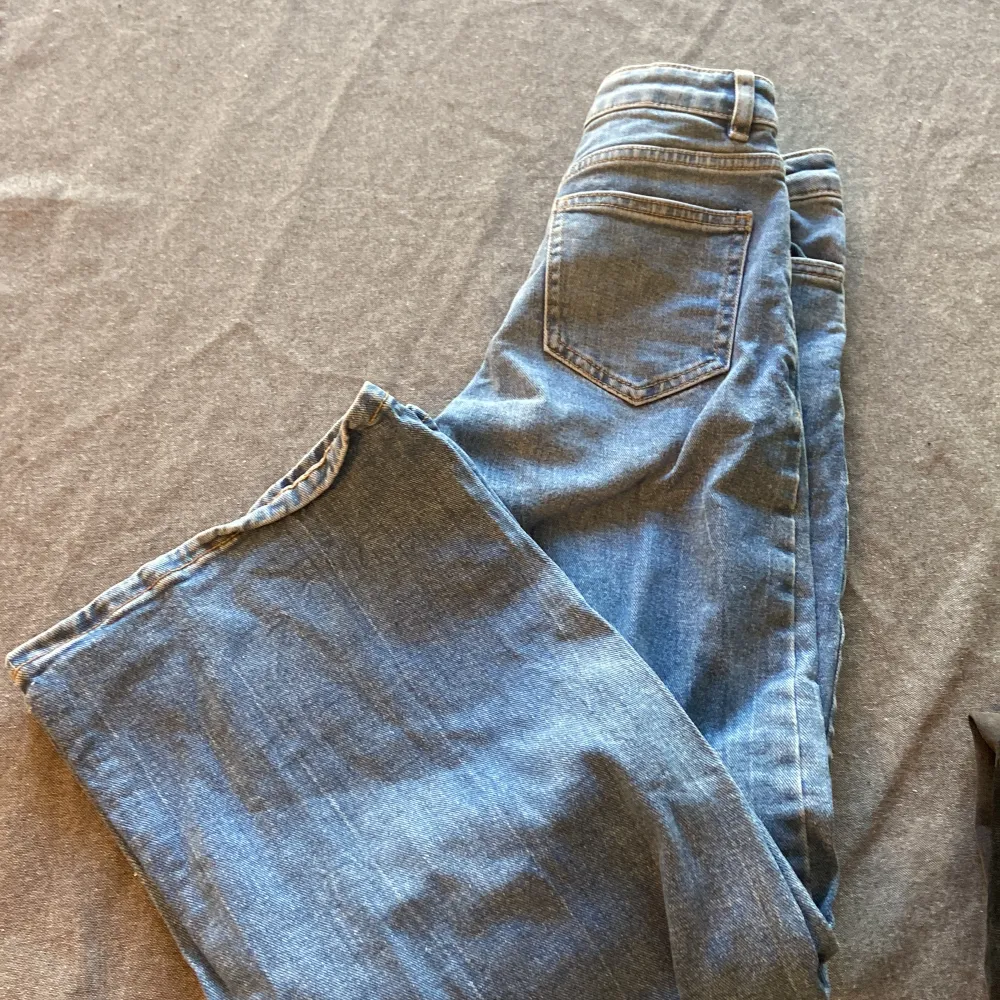 Säljer dessa jeans i storlek 140 . Jeans & Byxor.