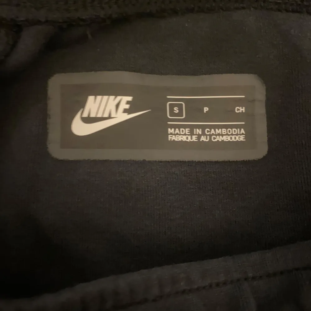 Säljer ett par nike tech byxor, bara byxorna. Storlek S. Skick 7/10 men har ett litet hål på vänster ficka. Skriv om du är intresserad!. Jeans & Byxor.