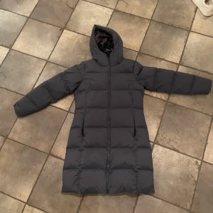 lång marinblå dunjacka - säljer nu denna dunjackan från mc kinley i storlek 42. använd max 5 gånger och är därav i nyskick 🥰 