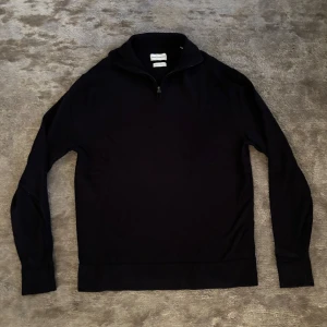 Svart tröja med dragkedja - Säljer en stilren svart tröja med dragkedja vid halsen. Perfekt för både vardag och lite finare tillfällen. Den är XL men är som s/m, väldigt liten i storleken. Fotomodell =173cm,55kg