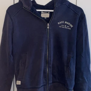 Marinblå race marine nodta - Marinblå race marine kofta. Stl 38. Bra skick men använd och har några slitningar. Hör av er för fler bilder/frågor.