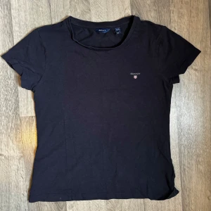 Gant T-shirt  - En gant T-shirt som är använd några gånger. Köpt på kids brandstore i storlek 176 men passar även Xs/S. Den är marinblå. 