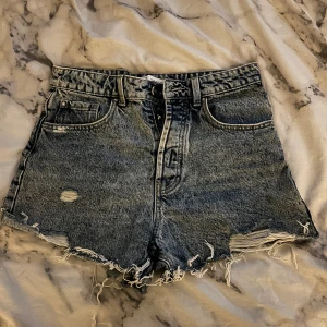 Jeans shorts  - Använda typ en gång, bra skick och är högmidjade men går att vika ner. Lite små i storlek men passar både 36,38