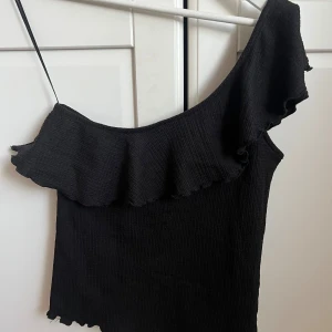 One shoulder topp - Så gullig one shoulder topp från stradvarius!