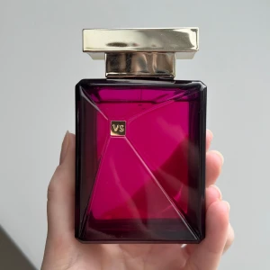 Victoria’s Secret Seduction dark orchid parfym - Victoria’s secret seduction dark orchid parfym 50ml, sparsamt använd🖤   Doftnoter: Midnattsorkidé, Plommon, Agarträ, svarta vinbär, blodapelsin, ananas m.m.
