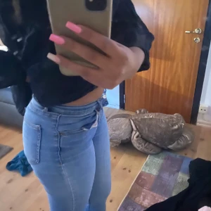 Snygga jeans💘 - Super snygga jeans som passar perfekt!! Använts ung 5 gånger och är helt nya. Köptes för 900kr i orginalpris!💘 fråga gärna om frågor och bilder💋