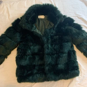 Päls jacka  - En jätte fin och skön päls jacka från Nelly som passar nu perfekt när deg börjar bli kallt ute❤️