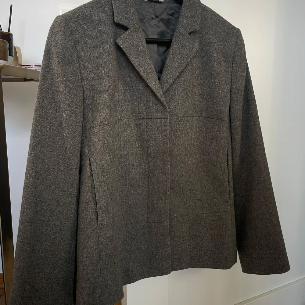 Blazer köpt från secondhand . Storlek xs/s . Svårt att fota hur riktigt färg ser ut,men den är typ brun/grå.. Kostymer.