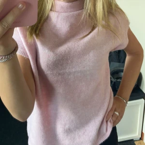 stickad tröja - Jättesöt rosa stickad topp/tröja ifrån Lindex, storlek M men passar även S. Orginalpris 299 💞💞
