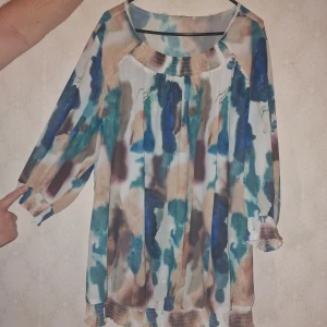 Blus - Super fin lång blus, använd några gånger. Den har haft foder/extra tyg på insidan som är klippt bort då jag ville ha den luftig och lätt. Annars inga fel🫶🏼 Dyrt inköpt 