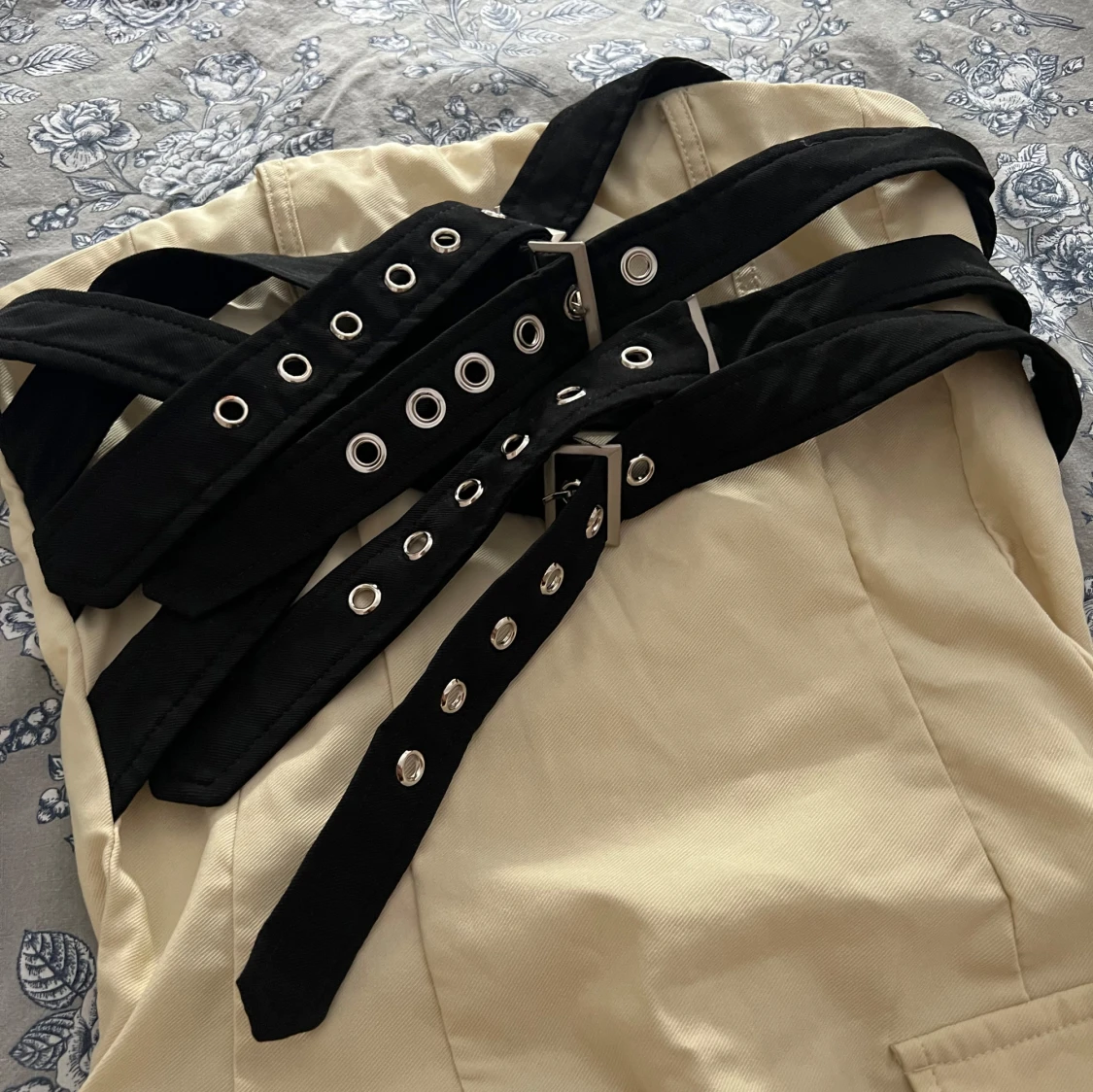 Beige klänning med svarta detaljer - 90