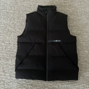 Sail Racing Väst - Helt ny Sail Racing Väst använd 3/4 gånger. Allt fungerar perfekt och allt är precis som den lämnade affären. Ny pris är från 1800-3500kr. Säljer då för 1650kr.
