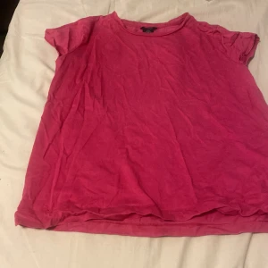  Rosa t-shirt från Lindex -  Säljer jag rosa t-shirt från Lindex i storlek M