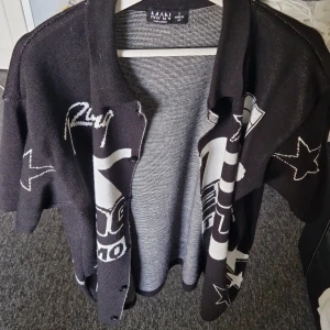 Snygg racing stil piké - Fet pike med racing stil Skönt stickat väldigt luftig Den är rätt så baggy så passar för S/M Använd 1/2 ggr