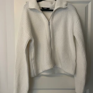 Stickad kofta - Jättefin kofta från bikbok, har lite noppror därav priset 