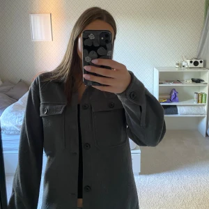 Kappa - Säljer denna kappa från lager 157. Mycket fint skick, endast lite nopprig! Skriv för funderingar eller fler bilder🌸