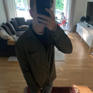 Overshirt  - En riktigt fet overshirt från Jack n jones som i nuläget inte säljs längre✅| den är i utmärkt skick och säljs för ett väldigt bra pris❗️| Jag på bilden är 182| hör av er vid mer frågor🙌