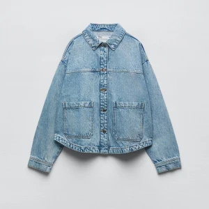 Jeansjacka  - Säljer min jeans jacka från Zara för att den inte kommer till användning längre. Den är köpt förra våren men är varsamt använd och har inte några defekter. Köpte för 360kr och säljer för 200kr💕