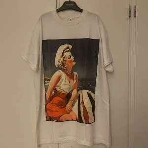 Revenite T-shirt  - T shirt från Revenite i strl M, helt ny aldrig använd. Nypris 299kr