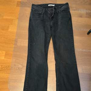 Säljer mina svarta Levi’s jeans i modellen superlåga jeans med rak passform. Storlek W26 o L32. Använda en gång så nyskick. 