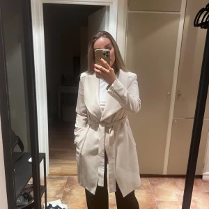 Beige kappa - Beige kappa från h&m med gulddetaljer i st 34. Lite mindre slitage men inte använd så många ggr.🤎