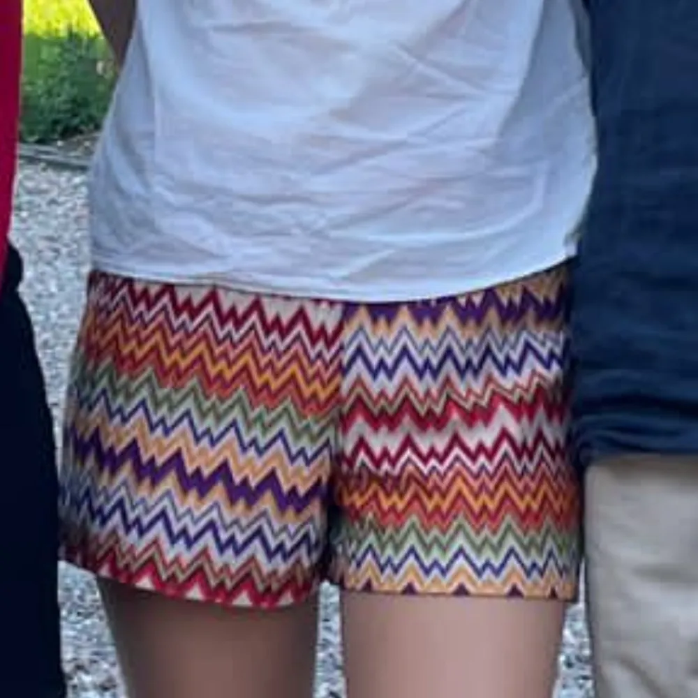 (INTRESSEKOLL) Missoni shorts som jag köpte förra sommaren❤️‍🔥supersnygga till både skola och fest💛 . Shorts.