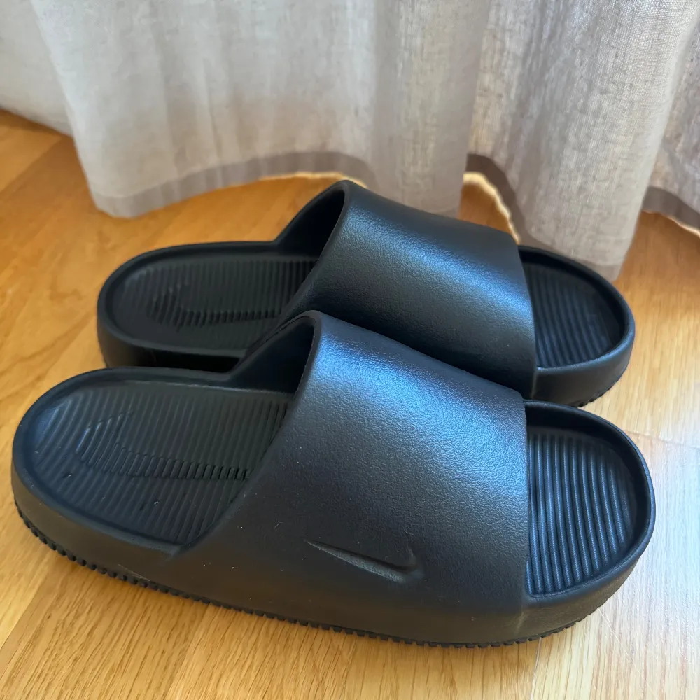 Superfina Nike Calm Tofflor. Aldrig använda då dom tyvärr är för små för mig!  Storlek: EU 36.5. Skor.