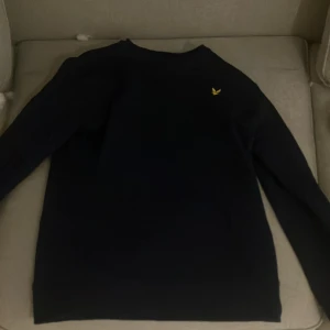 Lyle and Scotte Hoodie - Mörkblå Lyle and Scott hoodie, har aldrig används för den var för stor. 