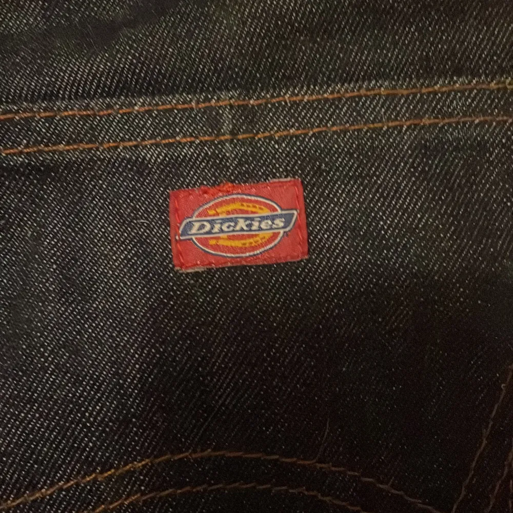 Säljer ett par marinblå/svarta jeansshorts från Dickies. Shortsen är i ett denimtyg och har märkets logga på bakfickan. Nyskick. Pris kan diskuteras . Shorts.