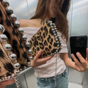 Leopard väska - Säljer min fina leopard mönstrade väska som inte kommer till användning mer. Köpt för 300kr❤️