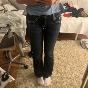 Miss me jeans - Miss me jeans köpta på plick som tyvärr är för korta på mig! Använda enstaka gånger så de är i bra skick! Passar perfekt på mig i midjan som vanligen bär S. Kom privat för måtten! Pris kan diskuteras!😽🤍