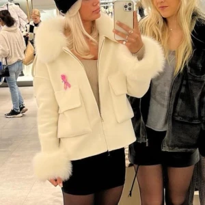 Vit kappa  - Vit kappa från ssshop, använd 1 vinter men i bra skick. Kom privat för fler bilder eller frågor. Köp nu för 2000 eller kom med bud